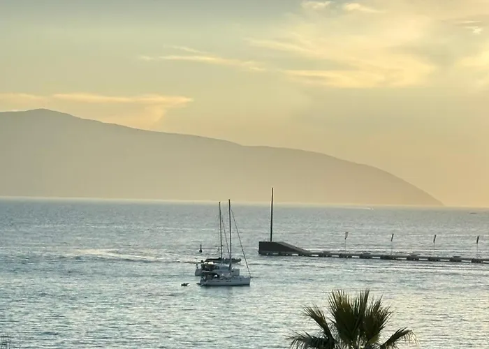 Bright Seaside Apartment, 100m From The With Sea Views