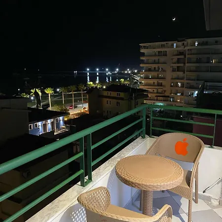 Bright Seaside Apartment, 100m From The With Sea Views *