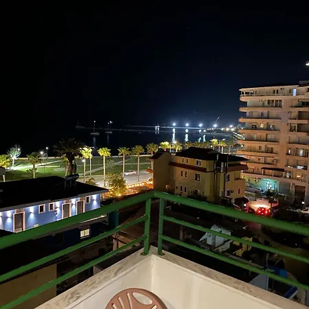 Bright Seaside Apartment, 100m From The With Sea Views 公寓 Vlorë