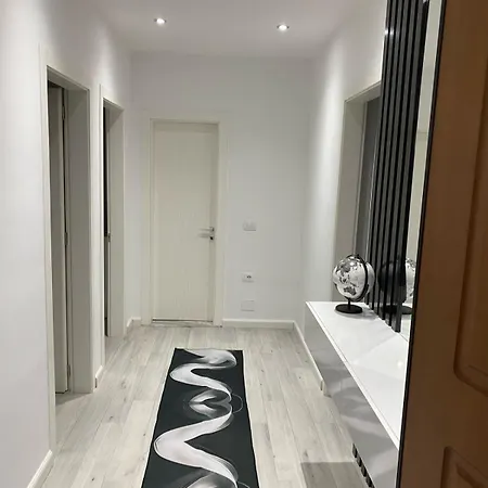 Bright Seaside Apartment, 100m From The With Sea Views 公寓 Vlorë