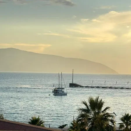 Bright Seaside Apartment, 100m From The With Sea Views