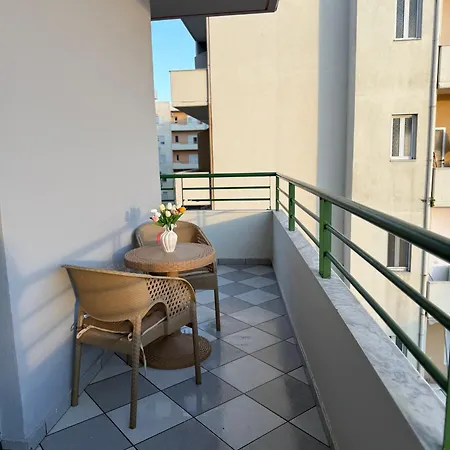 Bright Seaside Apartment, 100m From The With Sea Views