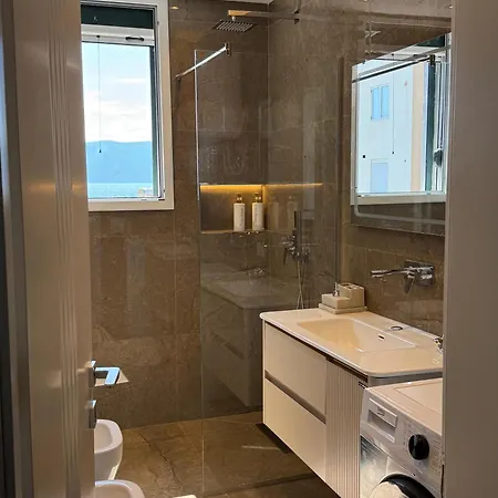 Bright Seaside Apartment, 100m From The With Sea Views 公寓