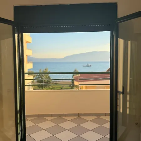 Bright Seaside Apartment, 100m From The With Sea Views 公寓