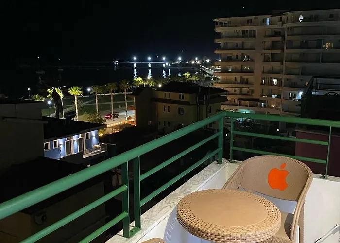 Bright Seaside Apartment, 100m From The With Sea Views *