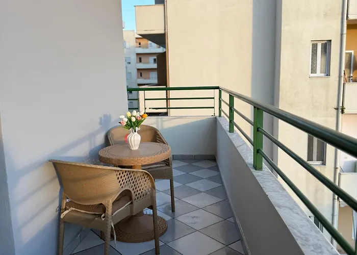 Bright Seaside Apartment, 100m From The With Sea Views
