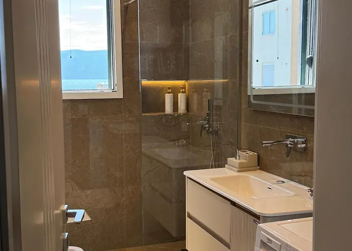 Bright Seaside Apartment, 100m From The With Sea Views Apartament