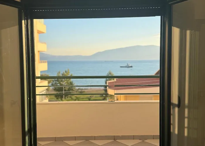 Bright Seaside Apartment, 100m From The With Sea Views Apartament
